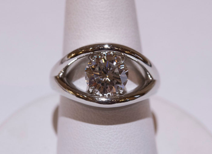 A beautiful modern piece for a beautiful 3Ct round Diamond